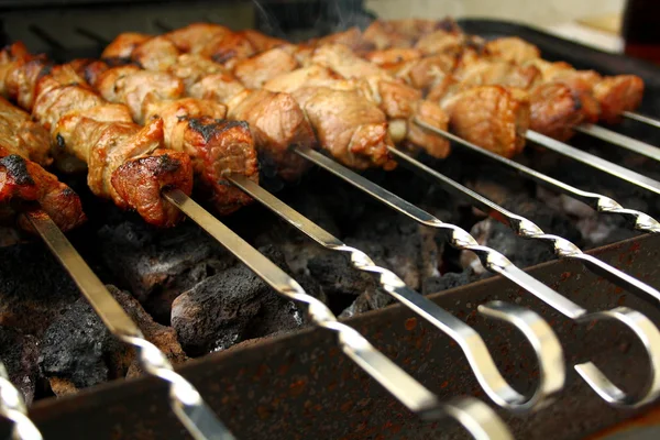 Marinated lamb grilling on metal skewer — Stock Photo, Image