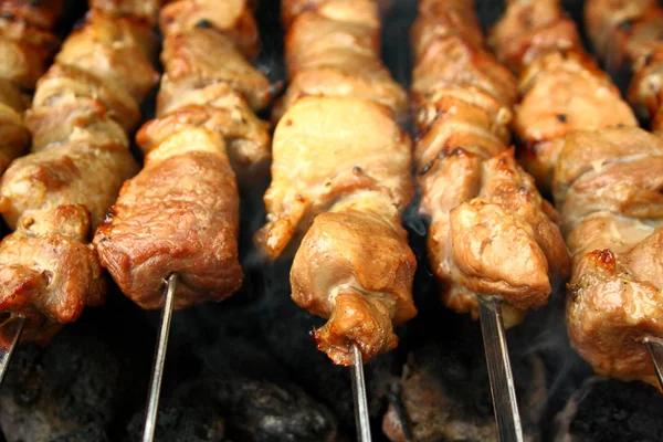 Marinated lamb grilling on metal skewer — Stock Photo, Image