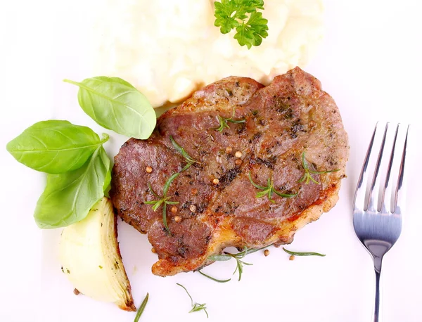 Zioło z grilla steki mięso z cebulą, bazylia i ziemniaków sałatka — Zdjęcie stockowe