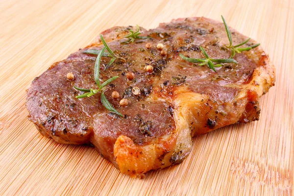 Saftig grillad biff kött med ört marinad bambu ombord — Stockfoto