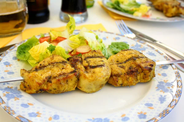 Grilled chicken fillet on metal skewer with salad — Stock Photo, Image