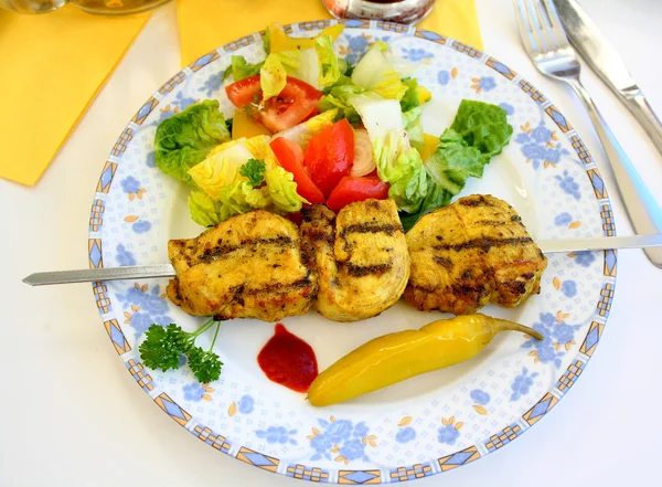 Grilled chicken fillet on metal skewer with salad — Stock Photo, Image