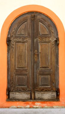 arka plan olarak andechs manastırda eski ahşap kapılar