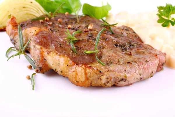 Gyógynövény sült steak hús a burgonya saláta, hagyma, bazsalikom — Stock Fotó