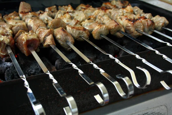 Marinated lamb grilling on metal skewer — Stock Photo, Image