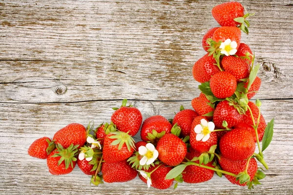 Verse, rode aardbeien op houten plank achtergrond — Stockfoto