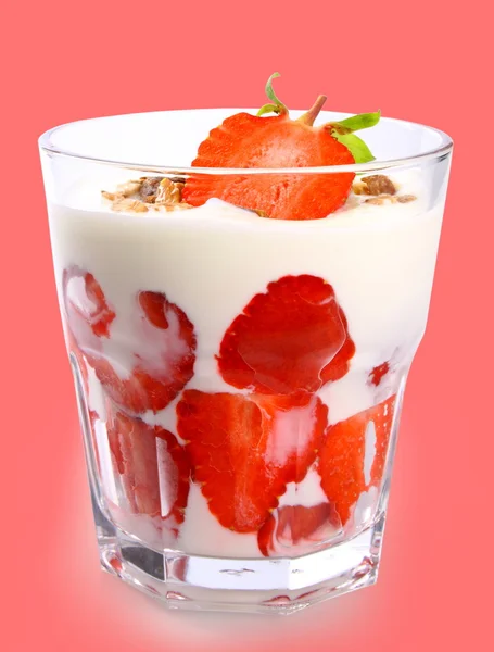 Färska, röda jordgubbar med vit yoghurt i glas — Stockfoto