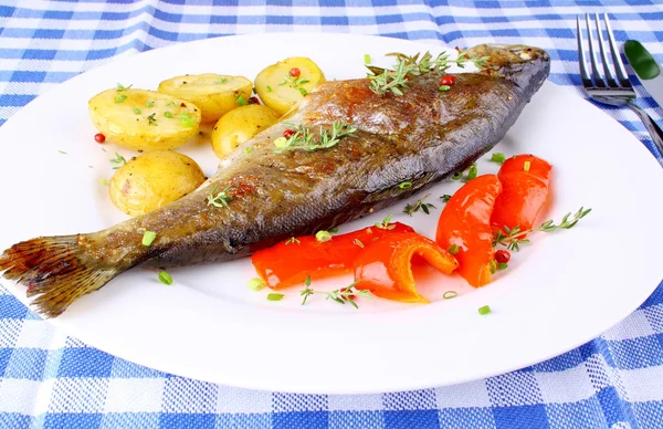 Grilled trout with potato and red peppers — Stock Photo, Image
