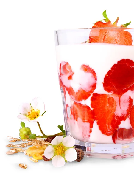 Fresas maduras con yogur blanco en vaso, flores y cereales — Foto de Stock