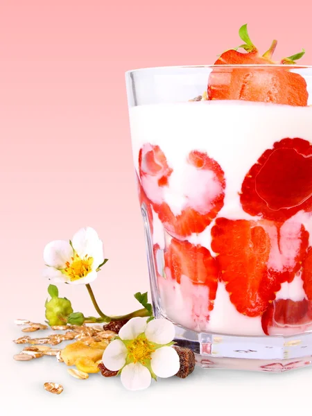 Truskawki z jogurtem białe szkło, zboża, kwiaty — Zdjęcie stockowe