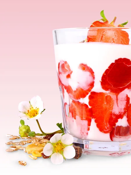 Czerwone truskawki z jogurtem białe szkło, kwiatów i zbóż — Zdjęcie stockowe