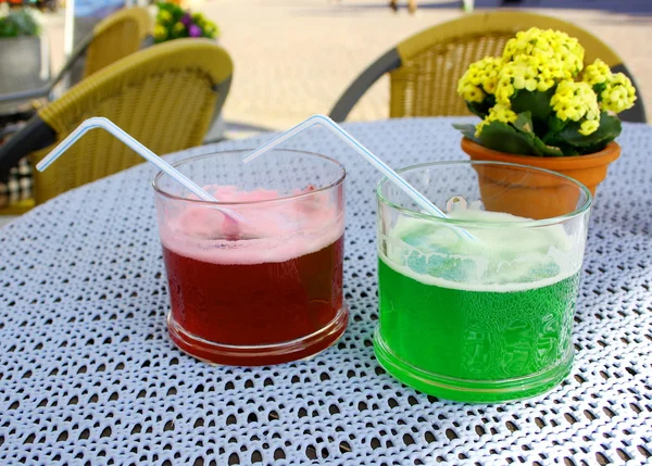 Cóctel verde y rojo con paja en el restaurante —  Fotos de Stock