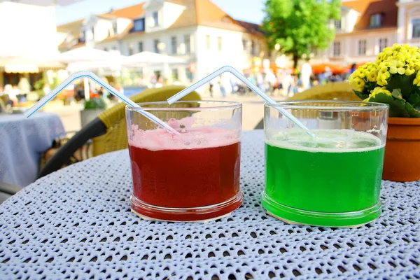 Groen en rood cocktail met stro in restaurant, horizontale — Stockfoto