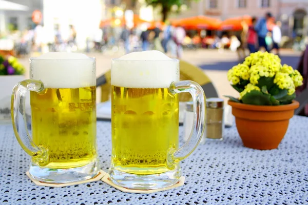 Two steins beer garden in the city — Stock Photo, Image