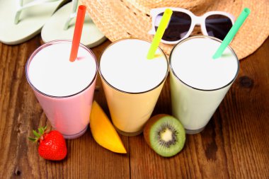 çilek, mango-kivi smoothie ve tatil arka plan