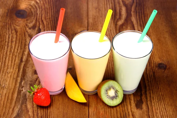 Erdbeere, Mango und Kiwi Limonade, Smoothie — Stockfoto