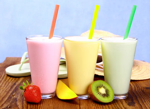 Strawberry, mango and kiwi smoothie with holiday background — Stock Photo, Image