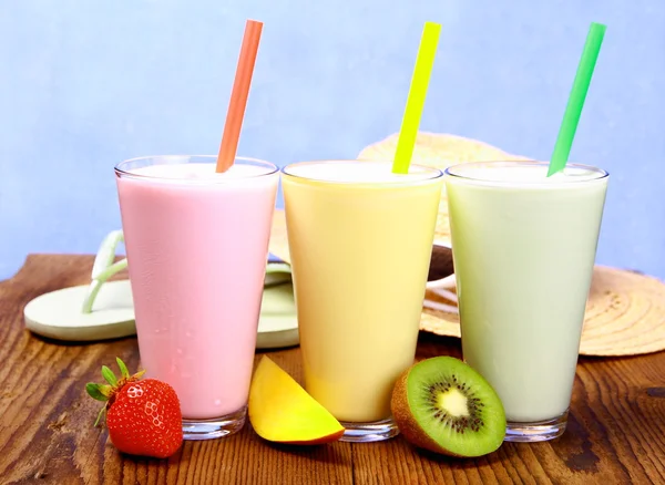 Erdbeere, Mango und Kiwi Smoothie mit Urlaub-Hintergrund — Stockfoto