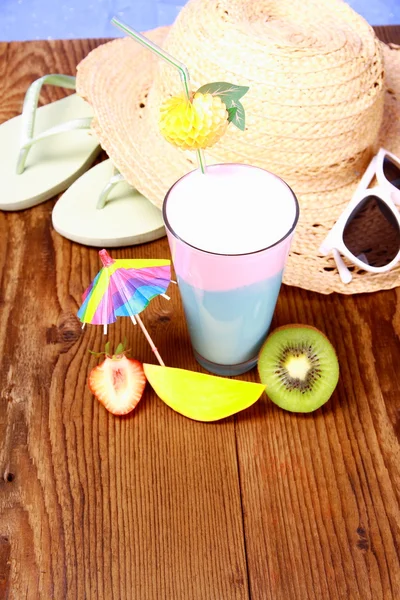 Cocktail, strawberry, mango and kiwi, with holiday background — Stock Photo, Image