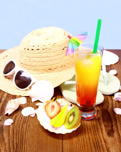Červené, žluté koktejl s letní klobouk, sluneční brýle, ovoce — Stock fotografie