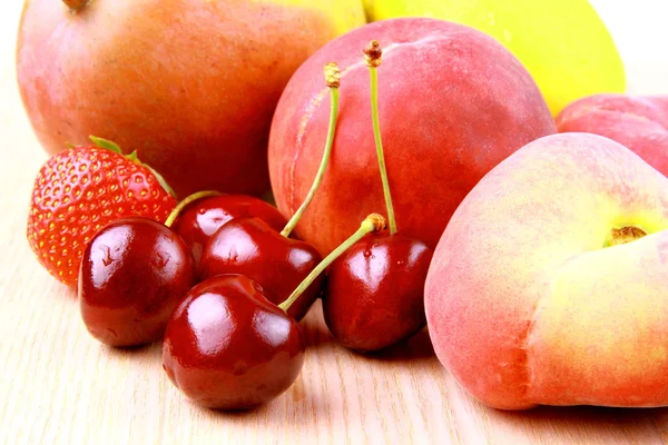 Platt peach, cherries, strawberries, lemon and mango, — Stock Photo, Image