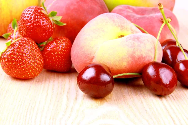 Platt perzik, kersen, aardbeien, appels en mango — Stockfoto