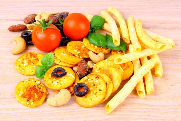 Snack mediterráneo, galletas de pizza, aceitunas secas, nueces, tomates —  Fotos de Stock