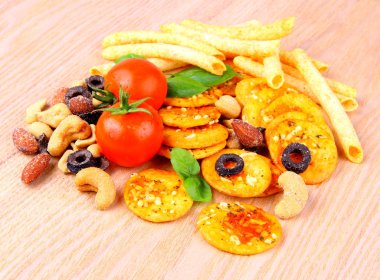 Akdeniz yemek, pizza kraker, zeytin, kurutulmuş domates