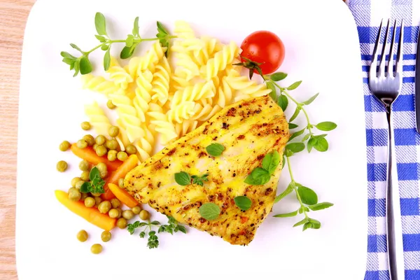 Grilled poultry steak with fusilli peas, tomato, carrots and oregano — Stock Photo, Image