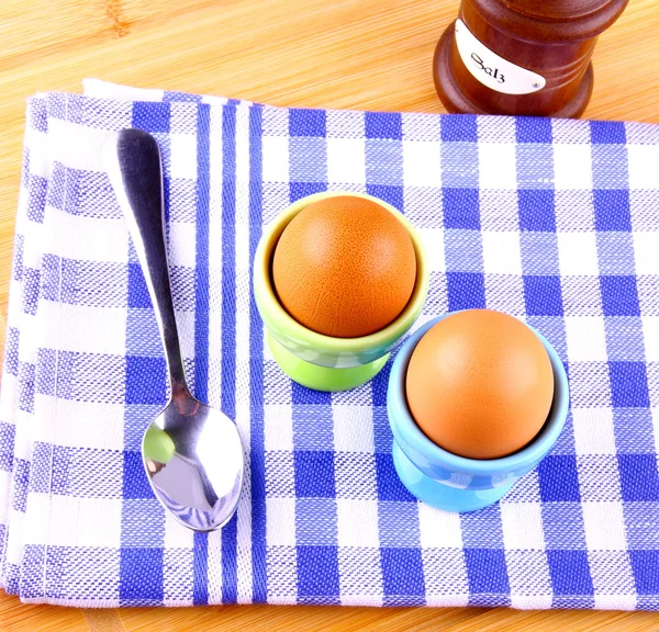 用勺子两个煮的鸡蛋 — 图库照片