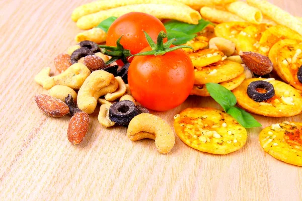 Mediterranean snack, pizza crackers, dried olives, nuts, tomatoes — Stock Photo, Image