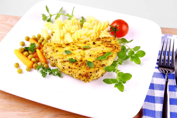 Carne de ave a la parrilla con fideos, zanahorias, tomate — Foto de Stock