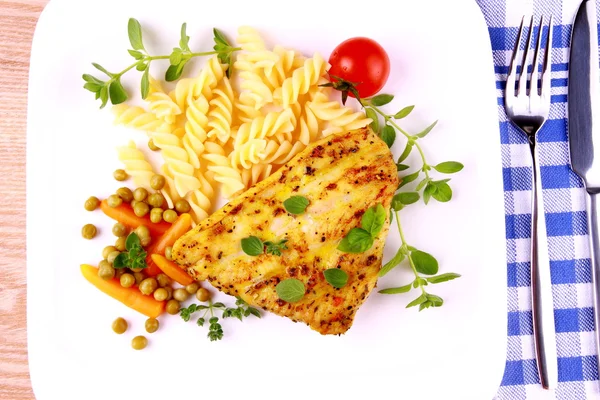 Grilled poultry steak with fusilli peas, carrots and oregano — Stock Photo, Image
