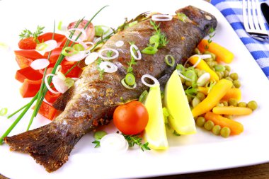 iyi bir sebze ve Izgara Alabalık