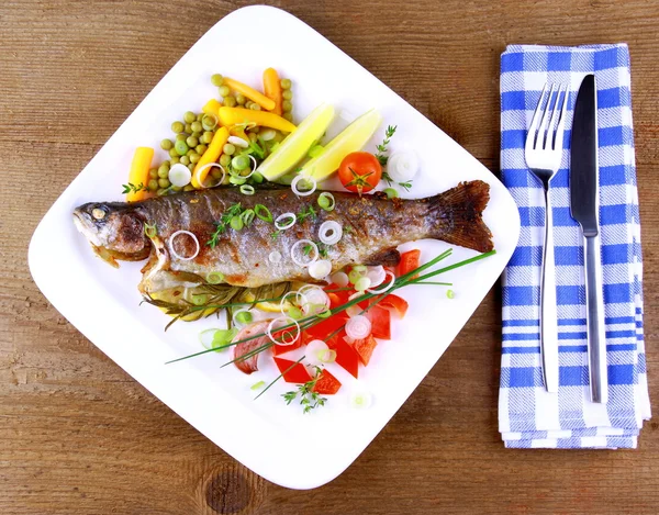 Trucha a la parrilla y verduras bastante finas con cubiertos —  Fotos de Stock