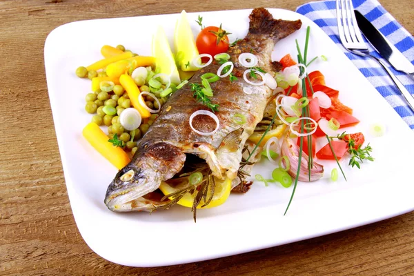 烤的鳟鱼与相当精细蔬菜和餐具 — 图库照片