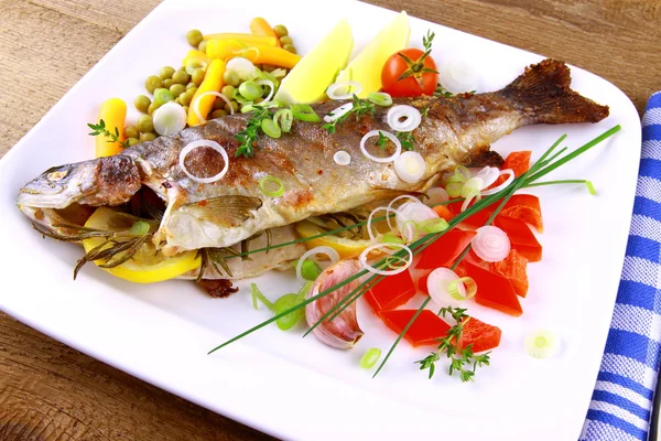 Grilled trout with quite fine vegetables on wood background — Stock Photo, Image