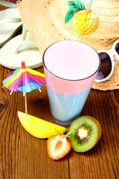 Cocktail, jordgubbar, mango och kiwi, med holiday bakgrund — Stockfoto