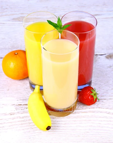 Plátanos, naranjas y zumo de fresa en vaso —  Fotos de Stock