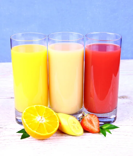 Bananas, strawberry, oranges slice, juice in glass — Stock Photo, Image