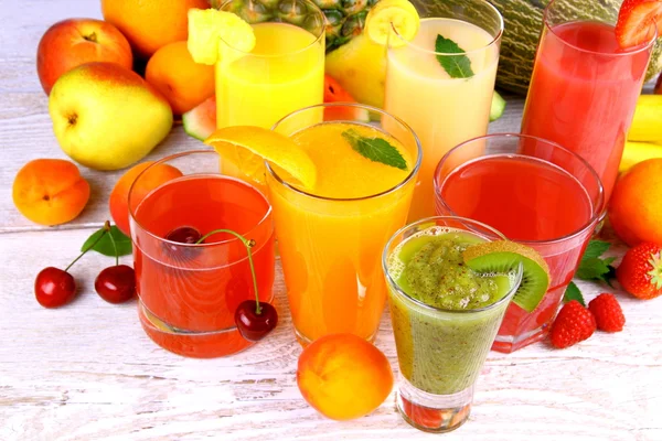 Jus de fruits avec kiwi, abricot, cerise, ananas et mandarine — Photo