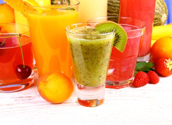 Juice with cherry, apricot, kiwi, strawberry and raspberries — Stock Photo, Image