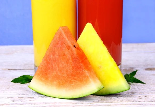 Rote und gelbe Wassermelone mit Saft, Minze — Stockfoto
