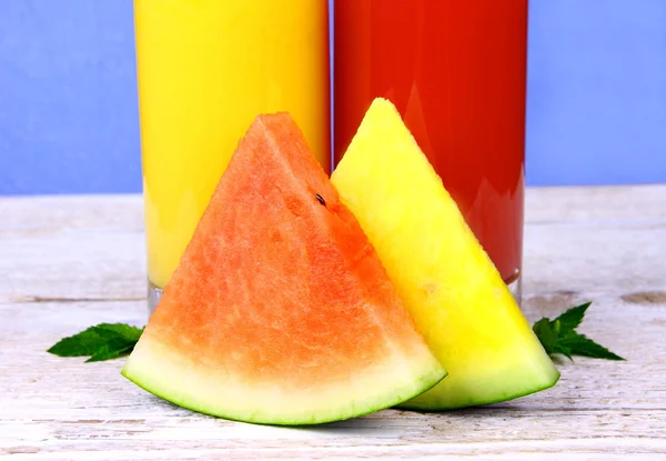 Sandía roja y amarilla con jugo, menta —  Fotos de Stock