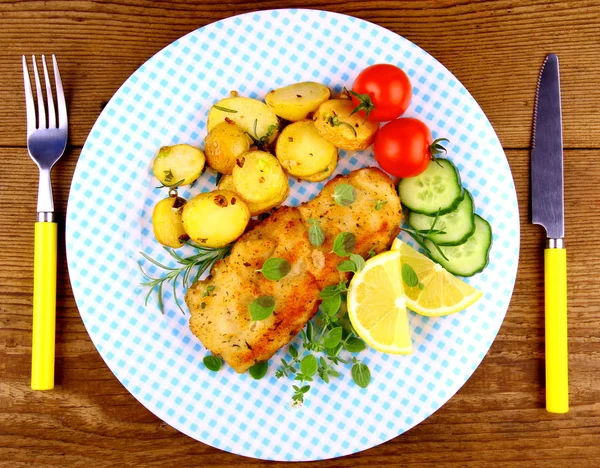 Smažené rybí filé s rozmarýnové brambory a zeleninou — Stock fotografie