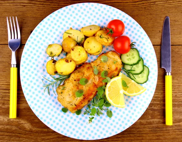 Fried fish fillet with rosemary potatoes and vegetables — Stock Photo, Image