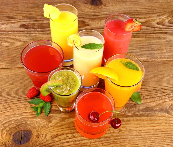 Jus de fruits, kiwi, framboises, cerise, orange, fraise et ananas — Photo