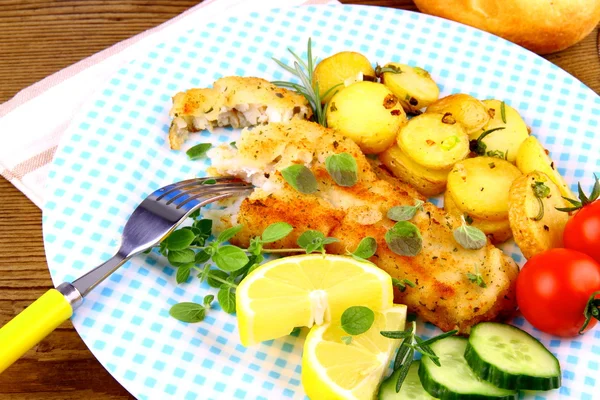 Filet de poisson frit avec pommes de terre au romarin et légumes — Photo