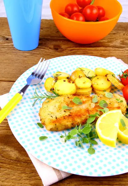Filetto di pesce fritto con patate e verdure al rosmarino — Foto Stock