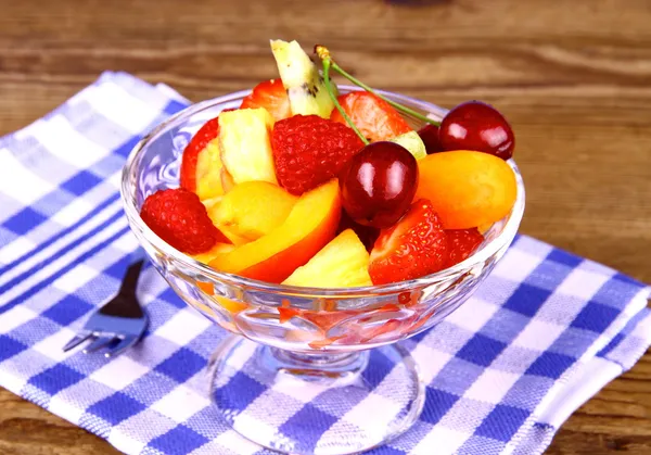 Ensalada de frutas en tazón de vidrio con tenedor de postre —  Fotos de Stock